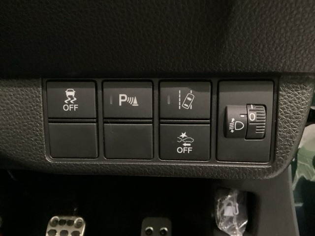 ハンドルの右側にはヘットライトレベライザーとHondaセンシング用のメインスイッチがついています。ヘッドライトレベライザーは道路状況や積荷の加重に応じてライトの高さを調節できます。