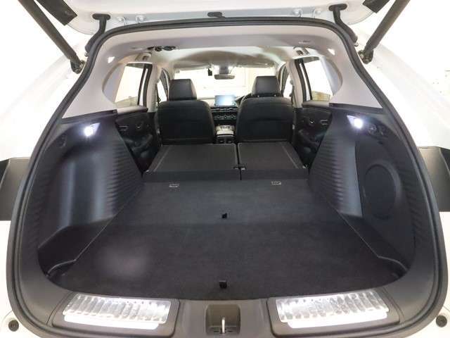 当店は夜間でも明るいライトの下ではっきりとクルマの状態を確認することが出来ます。事前にご連絡頂ければ待つことなくスムーズにご覧頂けます。聞いて、見て、触って、乗って選ぶ事が出来る販売店です♪