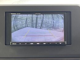 【バックカメラ】駐車時に後方がリアルタイム映像で確認できます。大型商業施設や立体駐車場での駐車時や、夜間のバック時に大活躍！運転スキルに関わらず、今や必須となった装備のひとつです！