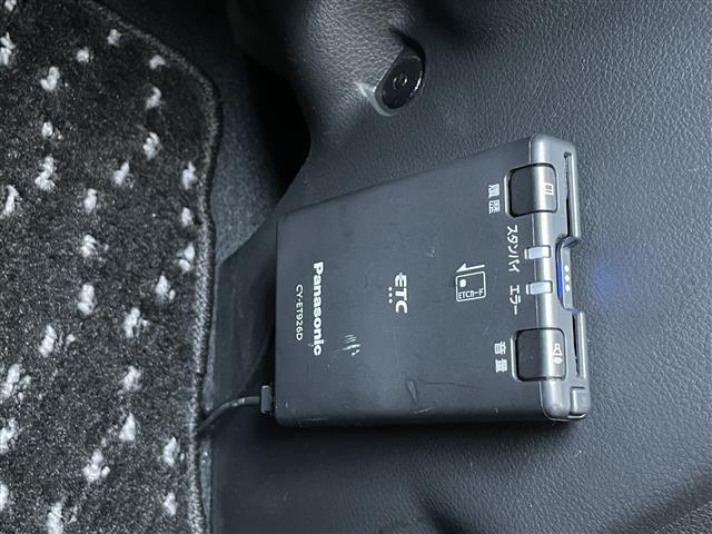 【ETC】有料道路を利用する際に料金所で停止することなく通過できる、ETC車載器（ノンストップ自動料金収受システム機器）が装備されています。セットアップを行うことで利用可能になります。