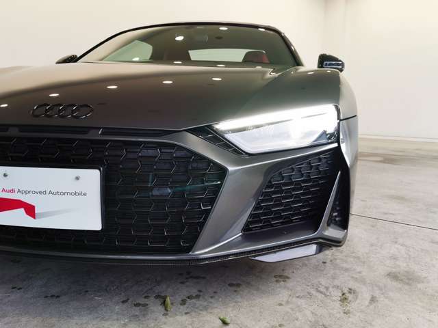 Audiデザインの特徴であるシングルフレームグリルが存在感を主張します。