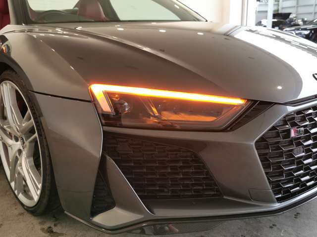 マトリックスLEDヘッドライト搭載　前方車　対向車の有無とステアリングの作動によりLEDが個別で照射して最適な明るさを調整してくれます。