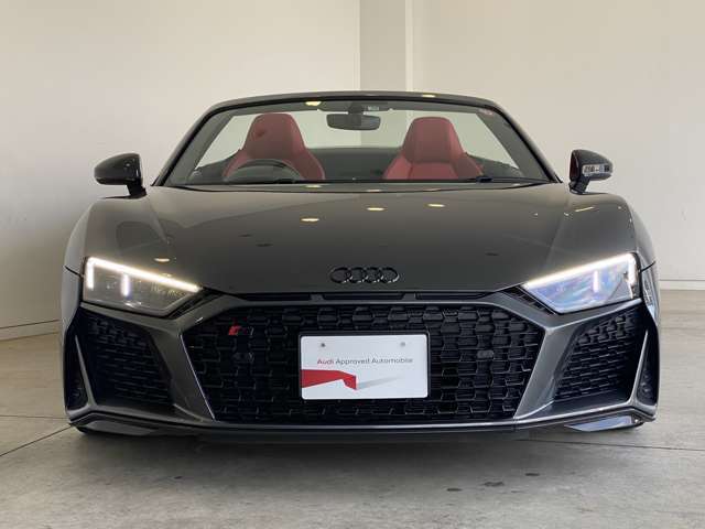 Audiデザインの特徴であるシングルフレームグリルが存在感を主張します。