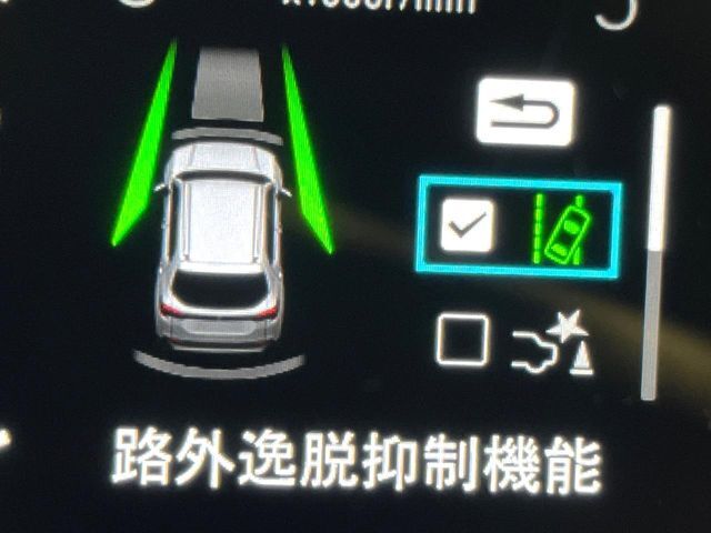 【車線逸脱警報】道路上の白（黄）線を認識し、意図せず走行中の車線からはみ出しそうになった時、メーター内の警告灯とブザーで注意喚起してくれる安心・安全機能です♪