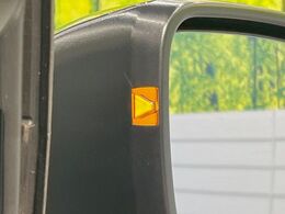 【リヤビークルディティクション】走行中、ドアミラーの死角になりやすい箇所に後続車が接近するとサイドミラー付近に警告を表示、ドライバーに注意喚起と、万一の際はハンドル操作をアシストをします。