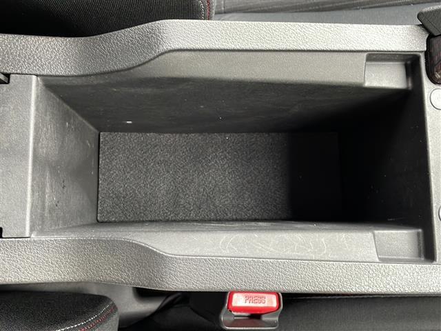 【グローブボックス】車検証ケースや、日頃使う小物類の収納に便利ですね！