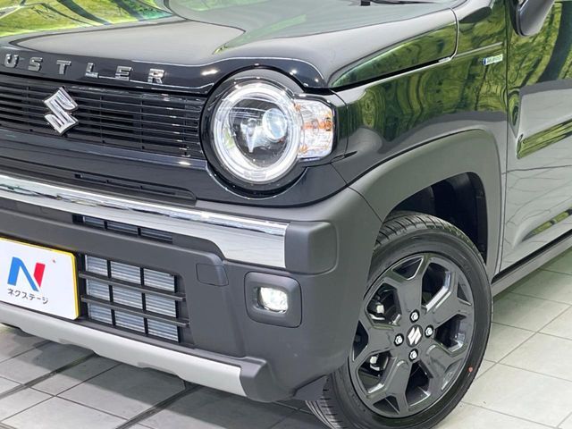 【LEDヘッドライト】悪天候や夜間走行時も良好な視界を確保し安心して運転できる高輝度LEDヘッドライトを装備！点灯速度が早く、消費電力も抑えられています。