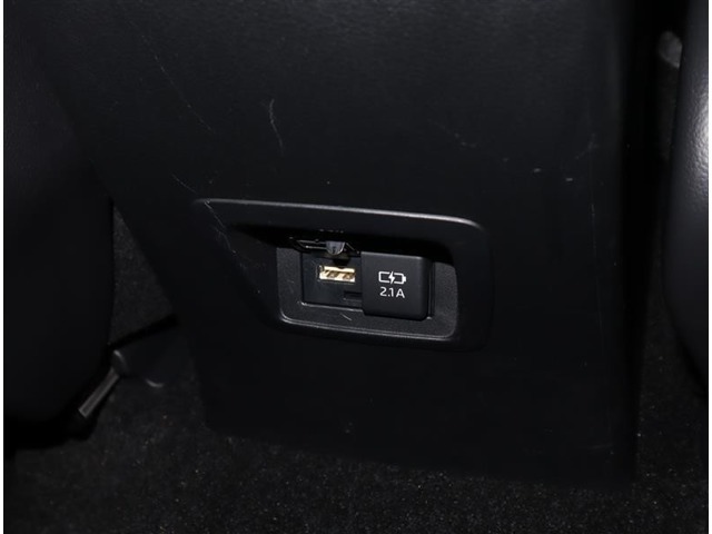 携帯などの充電も可能です。