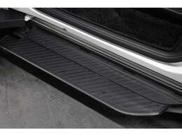 スライドドア開閉に連動して出現するユニバーサルステップ！オプションで付いておりお子様や奥様の方でも快適に乗り降りができます！