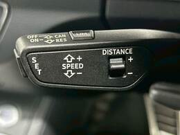 【レーダークルーズコントロール】装備車両です。レーダーやカメラを使って前を走るクルマの状況を検知して速度を調整してくれます。遠距離ドライブの高速道路などでは大活躍で疲労軽減に役立ちます。
