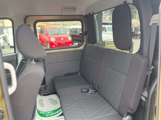 リアシートは分割式になります。ワンタッチでフラットにも出来ますのでお荷物が多い時等はフルフラットにして積む事も可能です。
