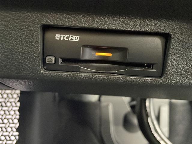 【ETC】有料道路を利用する際に料金所で停止することなく通過できる、ETC車載器（ノンストップ自動料金収受システム機器）が装備されています。セットアップを行うことで利用可能になります。