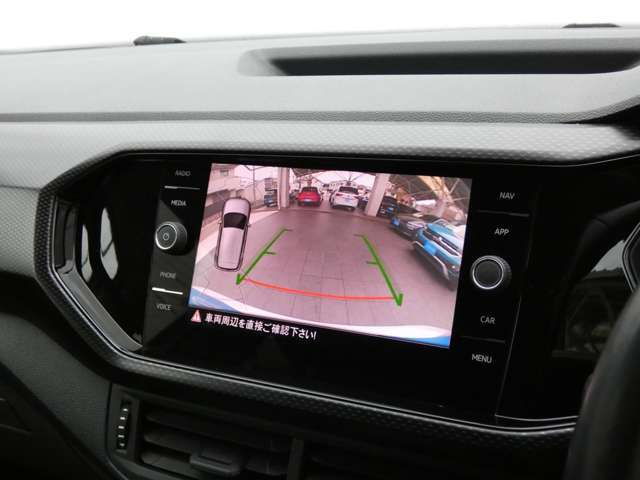 リヤビューカメラ：車両後方をモニターに映しだし、画面にはガイドラインが表示され車庫入れや縦列駐車を容易にします。
