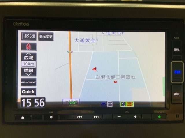 ダッシュボードに自然に溶け込むようにデザインされた純正メモリーナビゲーション。