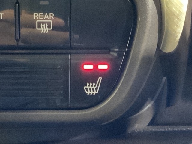 運転席シートヒーター付で、寒い日も快適です。