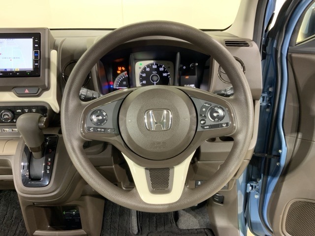 ハンドルスイッチで、走行中もハンドルから手を離すことなく、安全にオーディオをコントロールでき、クルーズコントロールで、高速道路を走行時の負担を軽減します。