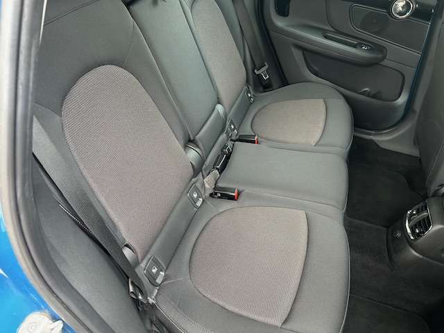 広い後部座席　チャイルドシートも装着可能です。足元も広くゆったりとくつろげます