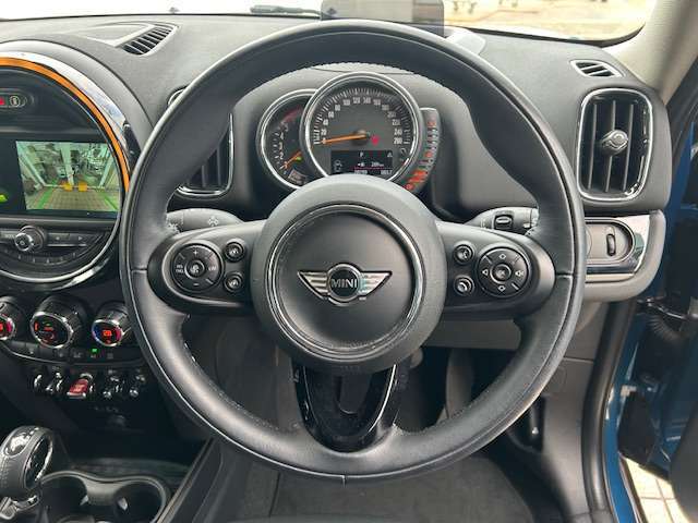 ストップ＆ゴー付きアクティブクルーズコントロールがステアリンの左側で操作いたします。