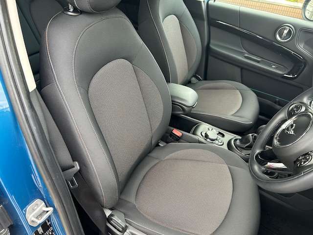 人間工学に基づき長時間運転しても疲れないシートと言われております