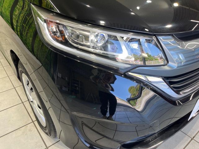 【LEDヘッドライト】悪天候や夜間走行時も良好な視界を確保し安心して運転できる高輝度LEDヘッドライトを装備！点灯速度が早く、消費電力も抑えられています。