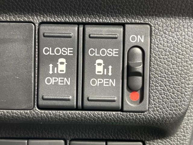 【両側パワースライドドア】スマートキーや運転席のスイッチで後席両側スライドドアの開閉が可能♪電動だから力を入れてドアを開ける必要が無く、小さなお子様でも簡単に開け閉めでき快適です♪
