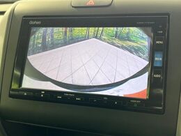 【バックカメラ】駐車時に後方がリアルタイム映像で確認できます。大型商業施設や立体駐車場での駐車時や、夜間のバック時に大活躍！運転スキルに関わらず、今や必須となった装備のひとつです！