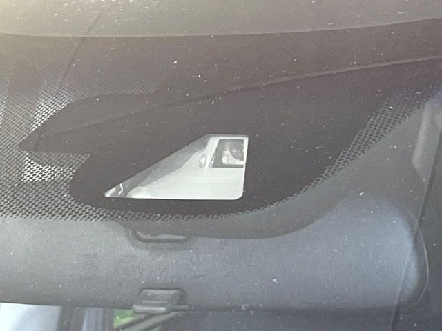 【ホンダセンシング】走行中に前方の車両等を認識し、衝突しそうな時は警報とブレーキで衝突回避と被害軽減をアシスト。より安全にドライブをお楽しみいただけます。