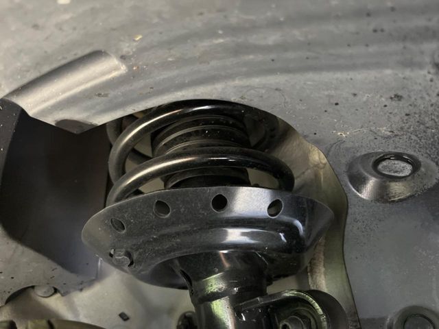 お車を安心してお乗りいただく為には、足回りの定期点検が欠かせません。サービスサポート（有償保証）では無料点検もご提供しており、安心のカーライフをお過ごしいただけるサポート体制が整っています。
