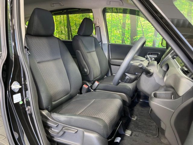 運転席シート廻りは使用感も少なく、良好な状態となっています。丁寧に使われていたことがよくわかりますね。