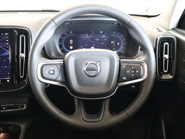 ステアリングはXC60などと同様の3本スポークですが、よりスポーティーなデザインとなっています　ステアリングスイッチも充実しており、手を離すことなく機能を操作できます