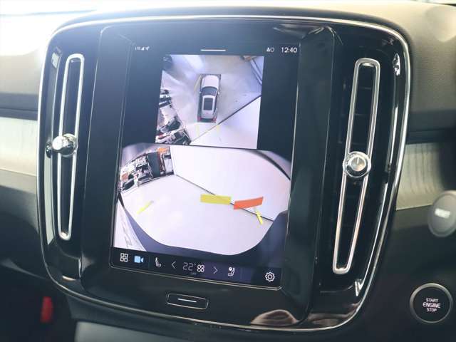 車両のアップデートにより、バックモニターには360°ビュー表示と同時表示されるようになりました　現在ステアリングを切っている方向を示すステアリングガイドも表示されます