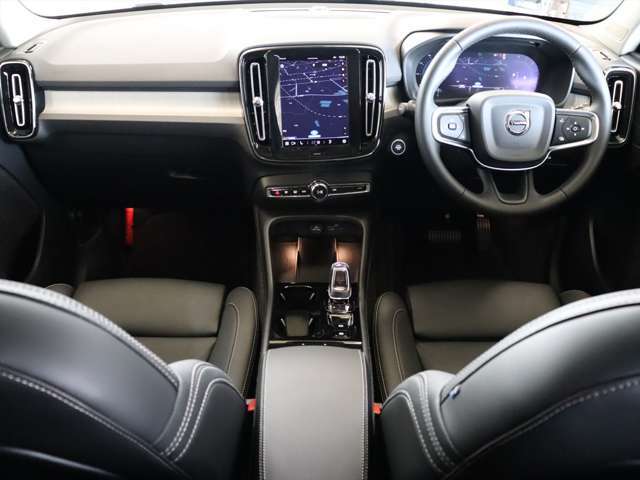 コンパクトなXC40でも上級車種と同様に、縦長式の大型タッチパネルを主体としたインテリア　スマートフォン感覚でナビゲーションやオーディオなどを操作できます