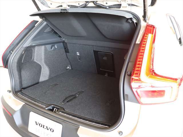 荷室は460Lの容量があり、リアシートを倒すことで1336Lまで拡大可能です　ラゲッジはスクエアなスペースが確保されており、旅行でも乗車人数分の荷物を積み込むことができます