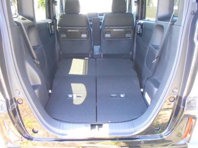 後席の背もたれを両方倒せば広々空間に☆大きな荷物が積めます！