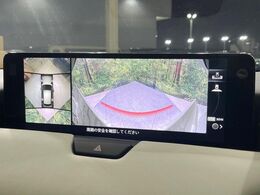 【360°ビューモニター】専用のカメラにより、上から見下ろしたような視点で360度クルマの周囲を確認することができます☆死角部分も確認しやすく、狭い場所での切り返しや駐車もスムーズに行えます。