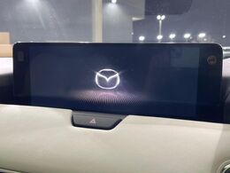 【12.3インチマツダコネクト】車内の雰囲気にマッチした大型ディスプレイ。スマホ接続でのナビ使用やBluetooth再生等、様々な機能が楽しめます。直感的なダイヤル操作が可能で、使い勝手も良好です。