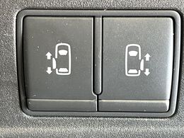 【ハンズフリー機能付き両側パワースライドドア】スライドドアの下に足先を入れてすぐ引くと、自動的にスライドドアが開閉します！荷物で両手がふさがった状態でも、ドアの開閉ができてとっても便利！