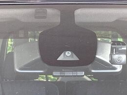 【インテリジェントエマージェンシーブレーキ】フロントカメラで前方の車両や歩行者を検知。衝突しそうな時は衝突被害軽減ブレーキが作動、衝突回避をサポート。より安全にドライブをお楽しみいただけます。