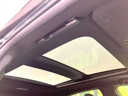 【ガラスルーフ】ガラスルーフ搭載で車内の解放感が一気にアップ！開放的なドライブをお楽しみいただけます。