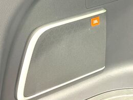 【JBLサウンドシステム】メーカーオプションの高品位サウンドシステムを搭載。専用のチューニングが施された大小様々なスピーカーから良質なサウンドが奏でられ、臨場感あふれる音響空間を演出します。