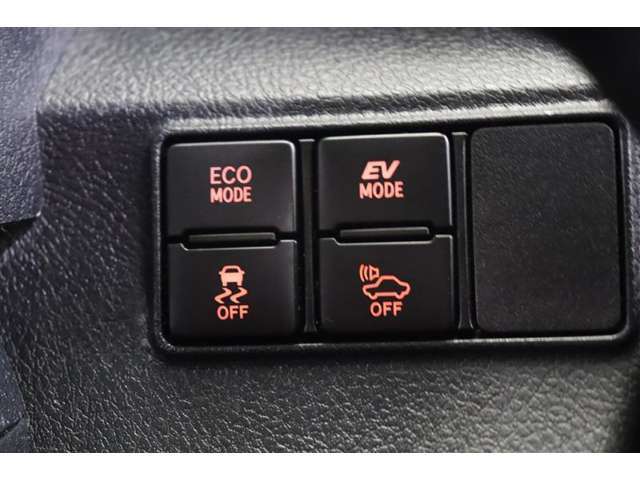 ECOモードはエアコンの利きなどを抑え、低燃費で走れるようにサポートします。EVモードはモーターのみで動くので、夜間などの静かに走行したい時に便利です。（EVモードは一定速度を超えると解除されます）