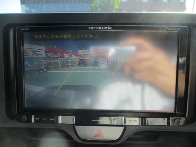 バックカメラがついているので、車庫入れをラクに行うことができます。
