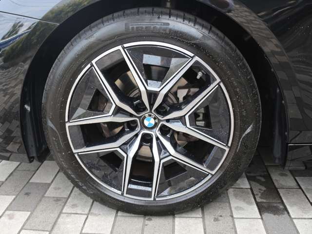 お洒落は脚元から、デザイン性の良いBMWのアロイホイールはクルマの雰囲気をよりスポーティに、よりエレガントに演出。もちろん強度も十分で安心。