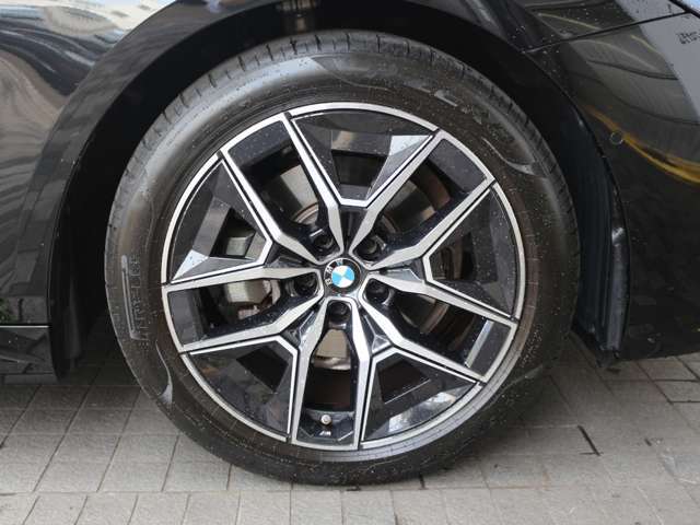 お洒落は脚元から、デザイン性の良いBMWのアロイホイールはクルマの雰囲気をよりスポーティに、よりエレガントに演出。もちろん強度も十分で安心。