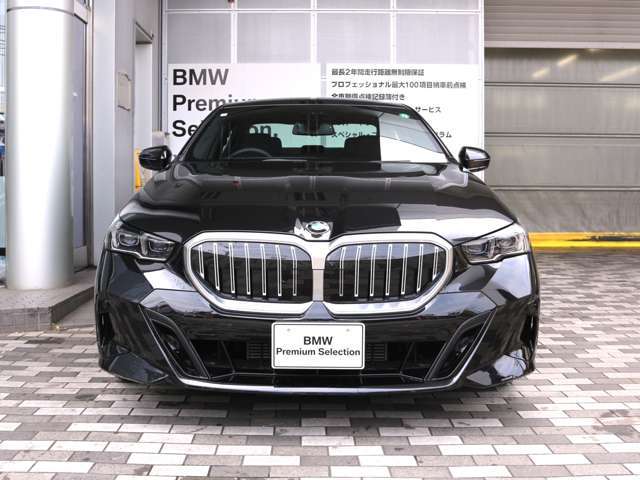 【YANASE】ステッカーはお客様の車がトラブルに遭った万一の時、それに気付いたヤナセスタッフが【お手伝いできませんか？】とお声掛け出来る様にする為です。