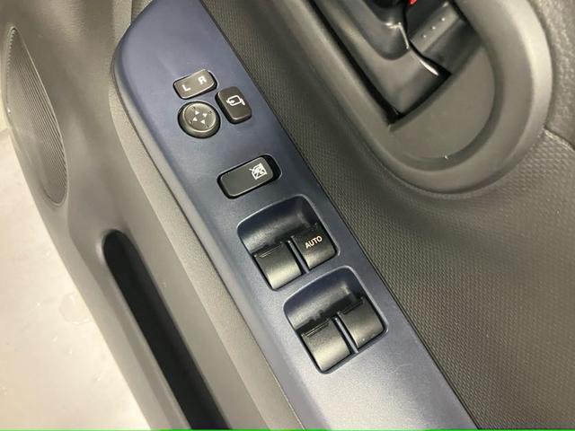 パワーウィンドウのスイッチですよ。　運転席に居ながら窓を開け閉めのコントロールできますよ。
