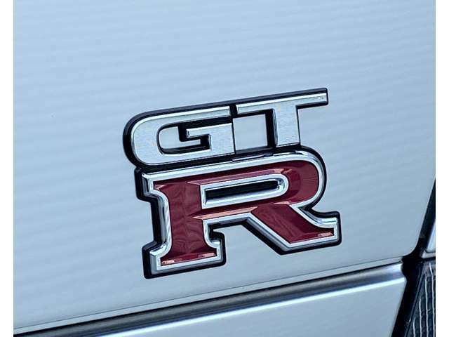 前後GT-Rエンブレムは純正新品を装着