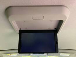 【フリップダウンモニター】大画面モニターで後席でもエンタメをお楽しみいただけます。小さなお子様にも大人気の装備です♪