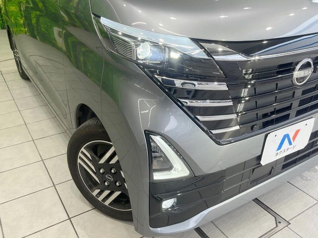 【LEDヘッドライト】悪天候や夜間走行時も良好な視界を確保し安心して運転できる高輝度LEDヘッドライトを装備！点灯速度が早く、消費電力も抑えられています。