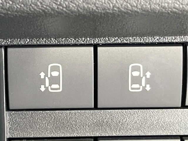 【ハンズフリー機能付き両側パワースライドドア】スライドドアの下に足先を入れてすぐ引くと、自動的にスライドドアが開閉します！荷物で両手がふさがった状態でも、ドアの開閉ができてとっても便利！